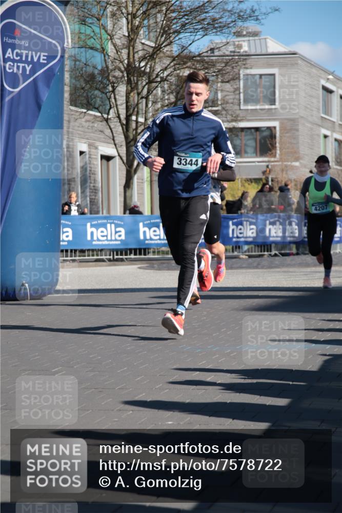 06.04.2025 - 44. Internationalen Wilhelmsburger Insellauf A. Gomolzig http://msf.ph/oto/7578722 06.04.2025 10:27:19 Ziel 3181, 3344, 4207, 4259, 4553 meine-sportfotos.de