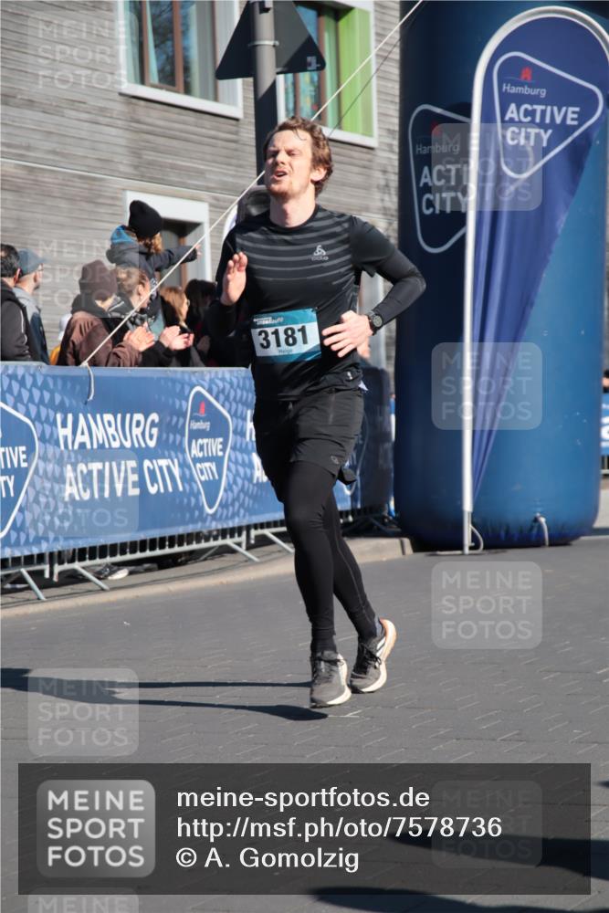 06.04.2025 - 44. Internationalen Wilhelmsburger Insellauf A. Gomolzig http://msf.ph/oto/7578736 06.04.2025 10:27:17 Ziel 3181, 3344, 4203, 4207, 4259, 4553 meine-sportfotos.de