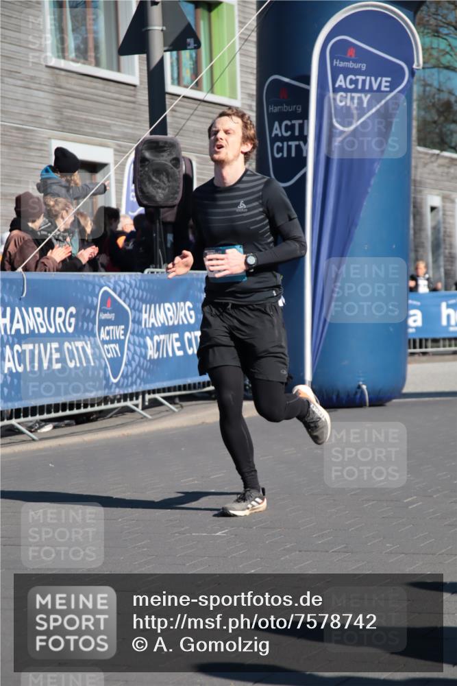 06.04.2025 - 44. Internationalen Wilhelmsburger Insellauf A. Gomolzig http://msf.ph/oto/7578742 06.04.2025 10:27:17 Ziel 3181, 3344, 4203, 4207, 4259, 4553 meine-sportfotos.de