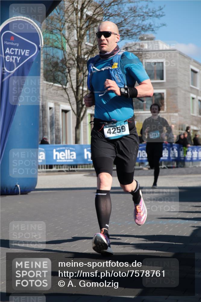 06.04.2025 - 44. Internationalen Wilhelmsburger Insellauf A. Gomolzig http://msf.ph/oto/7578761 06.04.2025 10:27:14 Ziel 3181, 3343, 3344, 3610, 4203, 4259, 4553 meine-sportfotos.de