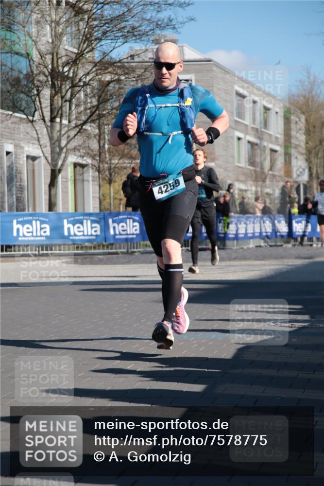 06.04.2025 - 44. Internationalen Wilhelmsburger Insellauf A. Gomolzig http://msf.ph/oto/7578775 06.04.2025 10:27:14 Ziel 3181, 3343, 3344, 3610, 4203, 4259, 4553 meine-sportfotos.de