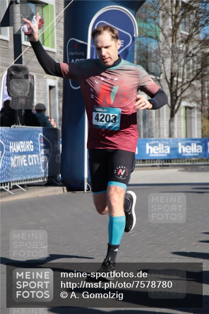 06.04.2025 - 44. Internationalen Wilhelmsburger Insellauf A. Gomolzig http://msf.ph/oto/7578780 06.04.2025 10:27:13 Ziel 3181, 3343, 3344, 3610, 4203, 4259, 5032 meine-sportfotos.de