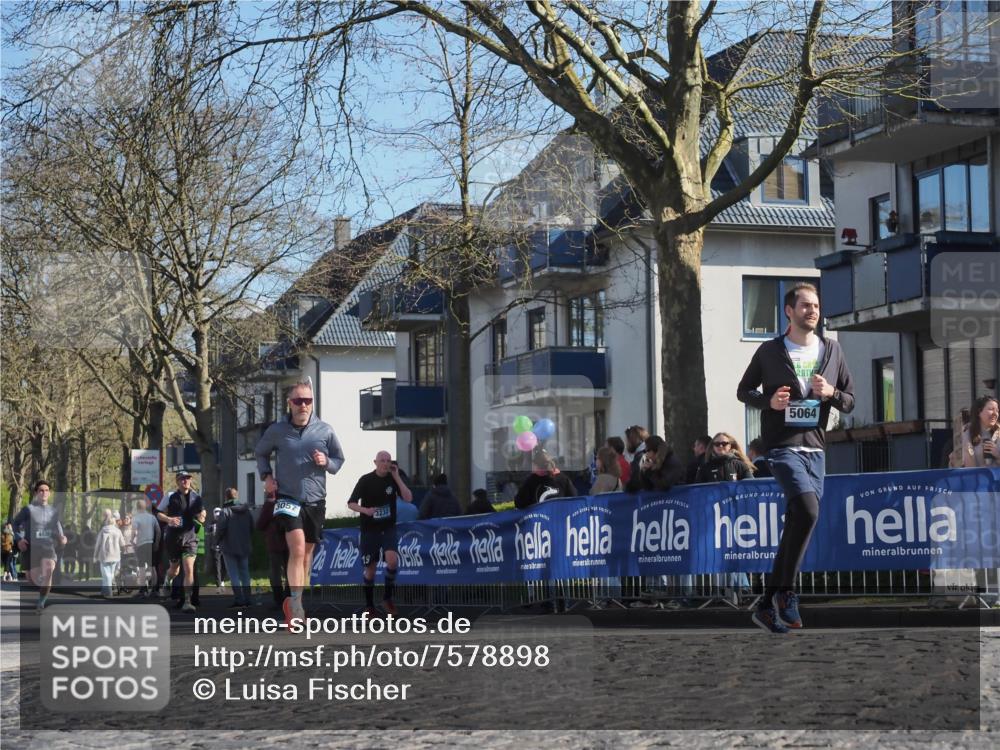 06.04.2025 - 44. Internationalen Wilhelmsburger Insellauf Luisa Fischer http://msf.ph/oto/7578898 06.04.2025 10:44:03 Ziel 5064, 3232, 3057, 19 meine-sportfotos.de