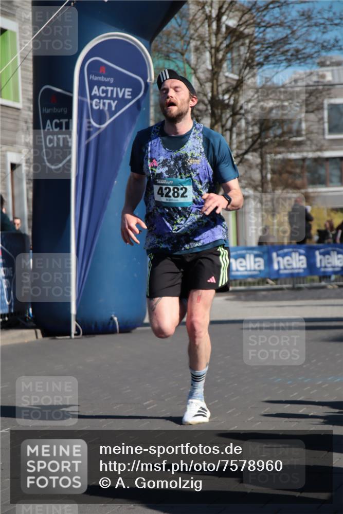 06.04.2025 - 44. Internationalen Wilhelmsburger Insellauf A. Gomolzig http://msf.ph/oto/7578960 06.04.2025 10:26:55 Ziel 4014, 4073, 4282, 4388 meine-sportfotos.de