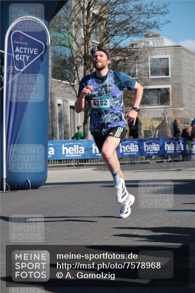 06.04.2025 - 44. Internationalen Wilhelmsburger Insellauf A. Gomolzig http://msf.ph/oto/7578968 06.04.2025 10:26:54 Ziel 4014, 4282, 4327 meine-sportfotos.de