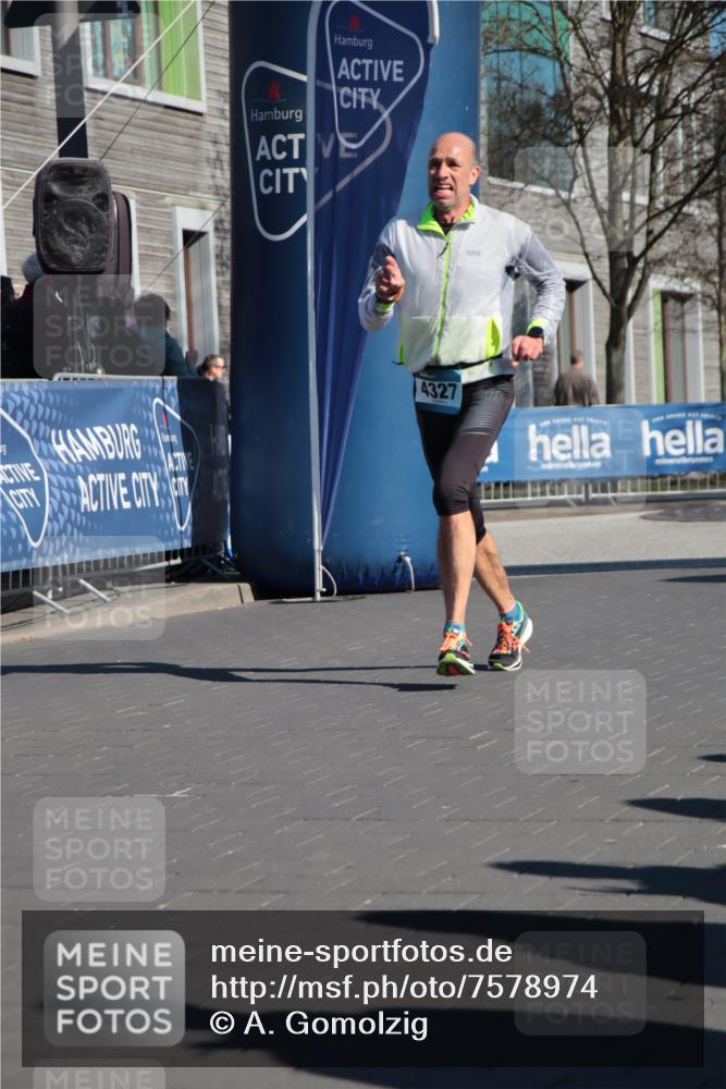 06.04.2025 - 44. Internationalen Wilhelmsburger Insellauf A. Gomolzig http://msf.ph/oto/7578974 06.04.2025 10:26:49 Ziel 3099, 4282, 4327, 4516 meine-sportfotos.de