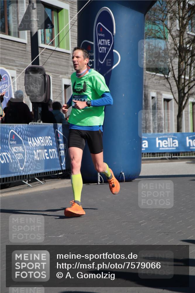 06.04.2025 - 44. Internationalen Wilhelmsburger Insellauf A. Gomolzig http://msf.ph/oto/7579066 06.04.2025 10:26:37 Ziel 3870, 4404, 5076 meine-sportfotos.de