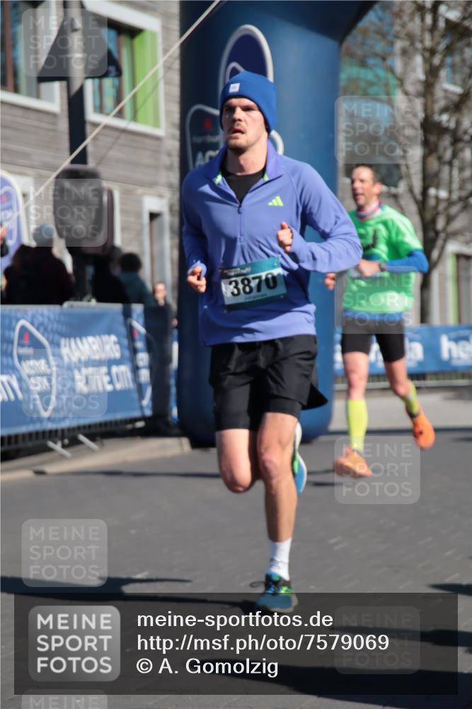 06.04.2025 - 44. Internationalen Wilhelmsburger Insellauf A. Gomolzig http://msf.ph/oto/7579069 06.04.2025 10:26:36 Ziel 3870, 4404, 5076 meine-sportfotos.de
