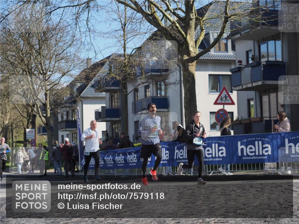 06.04.2025 - 44. Internationalen Wilhelmsburger Insellauf Luisa Fischer http://msf.ph/oto/7579118 06.04.2025 10:44:15 Ziel 4405, 394, 4393 meine-sportfotos.de