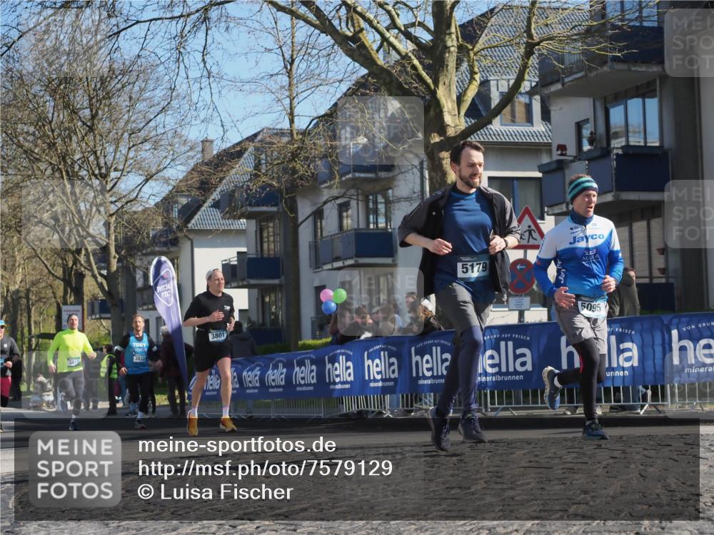 06.04.2025 - 44. Internationalen Wilhelmsburger Insellauf Luisa Fischer http://msf.ph/oto/7579129 06.04.2025 10:39:24 Ziel 3417, 3833, 3801, 5179, 5095 meine-sportfotos.de