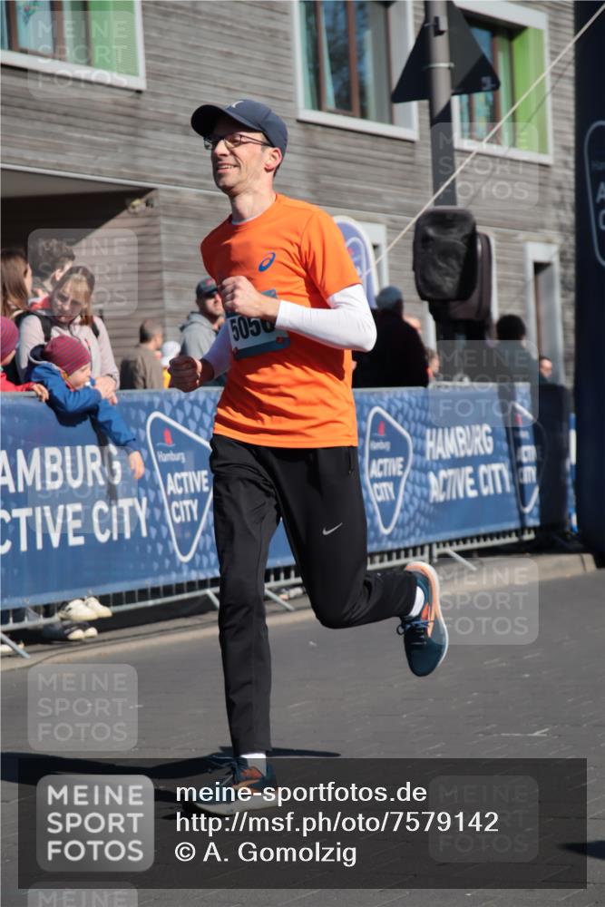 06.04.2025 - 44. Internationalen Wilhelmsburger Insellauf A. Gomolzig http://msf.ph/oto/7579142 06.04.2025 10:26:15 Ziel 5056 meine-sportfotos.de
