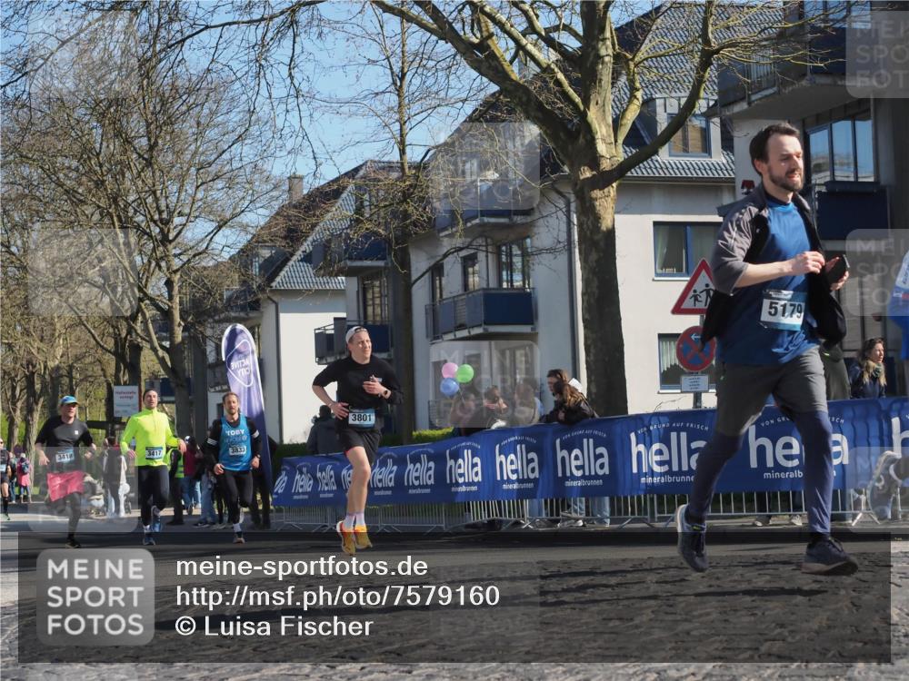 06.04.2025 - 44. Internationalen Wilhelmsburger Insellauf Luisa Fischer http://msf.ph/oto/7579160 06.04.2025 10:39:24 Ziel 3801, 5179, 3418, 3417, 3833 meine-sportfotos.de