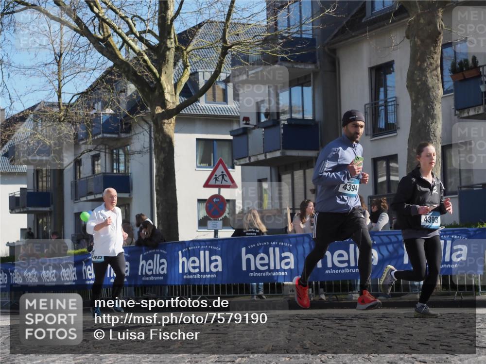 06.04.2025 - 44. Internationalen Wilhelmsburger Insellauf Luisa Fischer http://msf.ph/oto/7579190 06.04.2025 10:44:16 Ziel 4394, 4393, 4405 meine-sportfotos.de