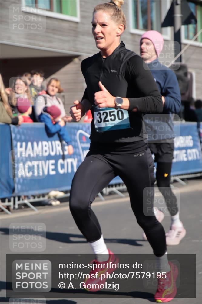06.04.2025 - 44. Internationalen Wilhelmsburger Insellauf A. Gomolzig http://msf.ph/oto/7579195 06.04.2025 10:26:03 Ziel 3195, 3250, 3541 meine-sportfotos.de