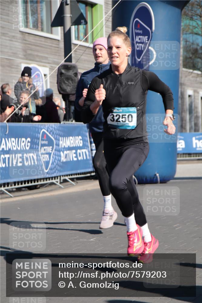 06.04.2025 - 44. Internationalen Wilhelmsburger Insellauf A. Gomolzig http://msf.ph/oto/7579203 06.04.2025 10:26:02 Ziel 3195, 3250, 3541 meine-sportfotos.de