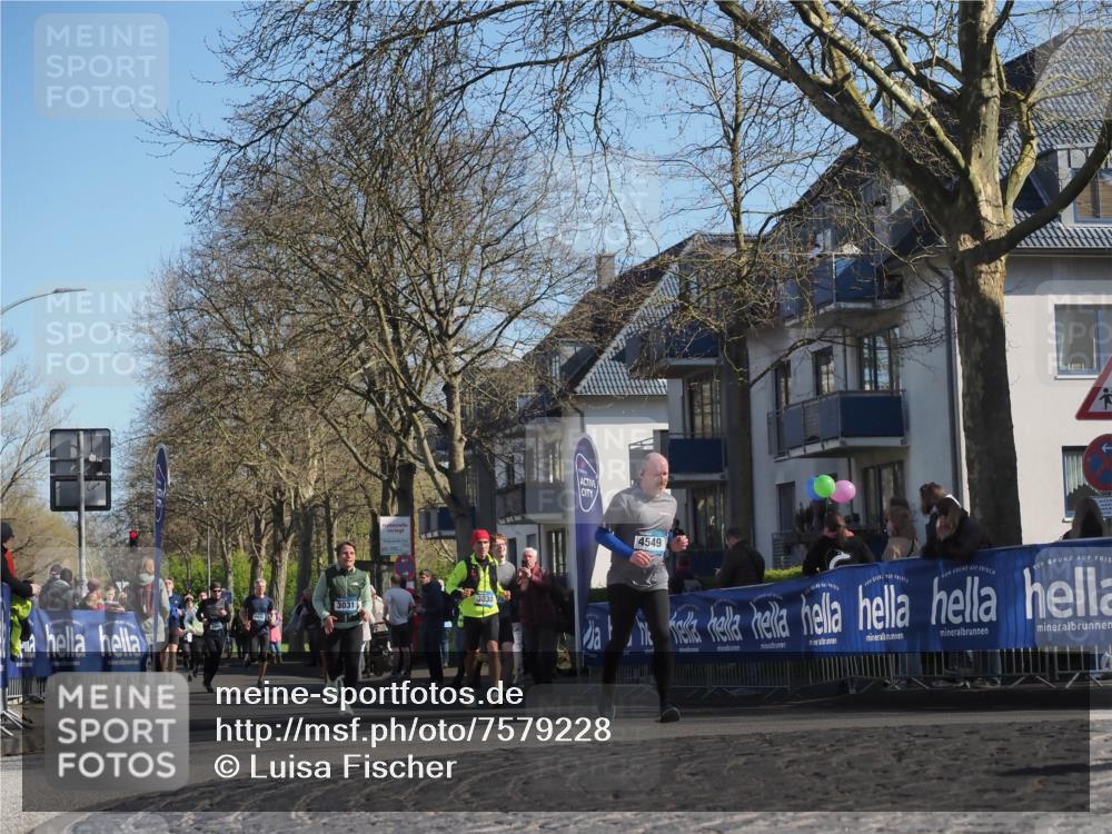 06.04.2025 - 44. Internationalen Wilhelmsburger Insellauf Luisa Fischer http://msf.ph/oto/7579228 06.04.2025 10:44:18 Ziel 3031, 3030, 4549 meine-sportfotos.de
