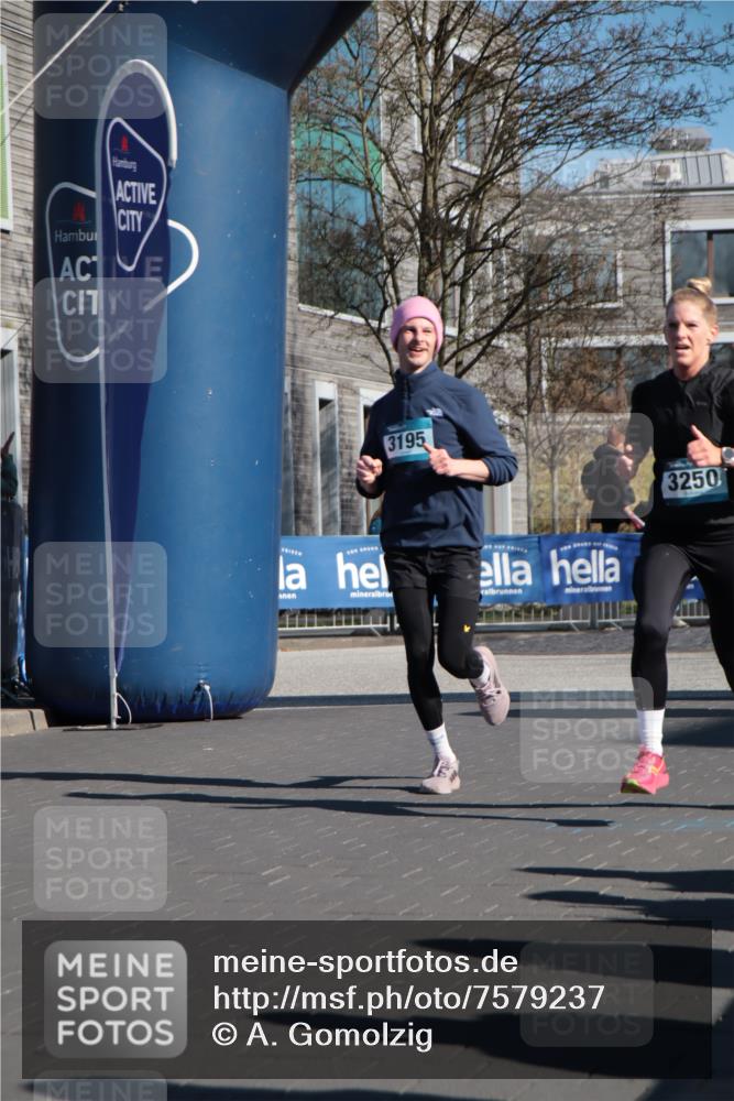 06.04.2025 - 44. Internationalen Wilhelmsburger Insellauf A. Gomolzig http://msf.ph/oto/7579237 06.04.2025 10:26:01 Ziel 3195, 3250, 3541 meine-sportfotos.de