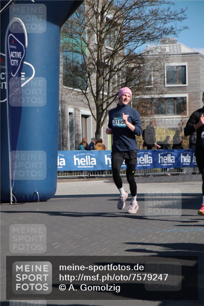 06.04.2025 - 44. Internationalen Wilhelmsburger Insellauf A. Gomolzig http://msf.ph/oto/7579247 06.04.2025 10:26:01 Ziel 3195, 3250, 3541 meine-sportfotos.de