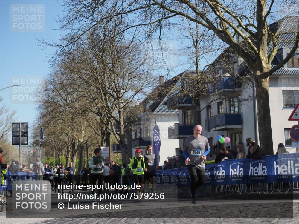 06.04.2025 - 44. Internationalen Wilhelmsburger Insellauf Luisa Fischer http://msf.ph/oto/7579256 06.04.2025 10:44:19 Ziel 4549, 3030, 3279 meine-sportfotos.de