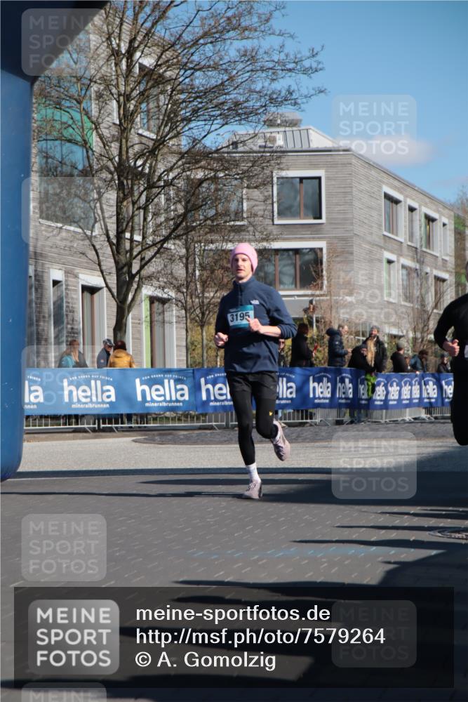 06.04.2025 - 44. Internationalen Wilhelmsburger Insellauf A. Gomolzig http://msf.ph/oto/7579264 06.04.2025 10:26:01 Ziel 3195, 3250, 3541 meine-sportfotos.de