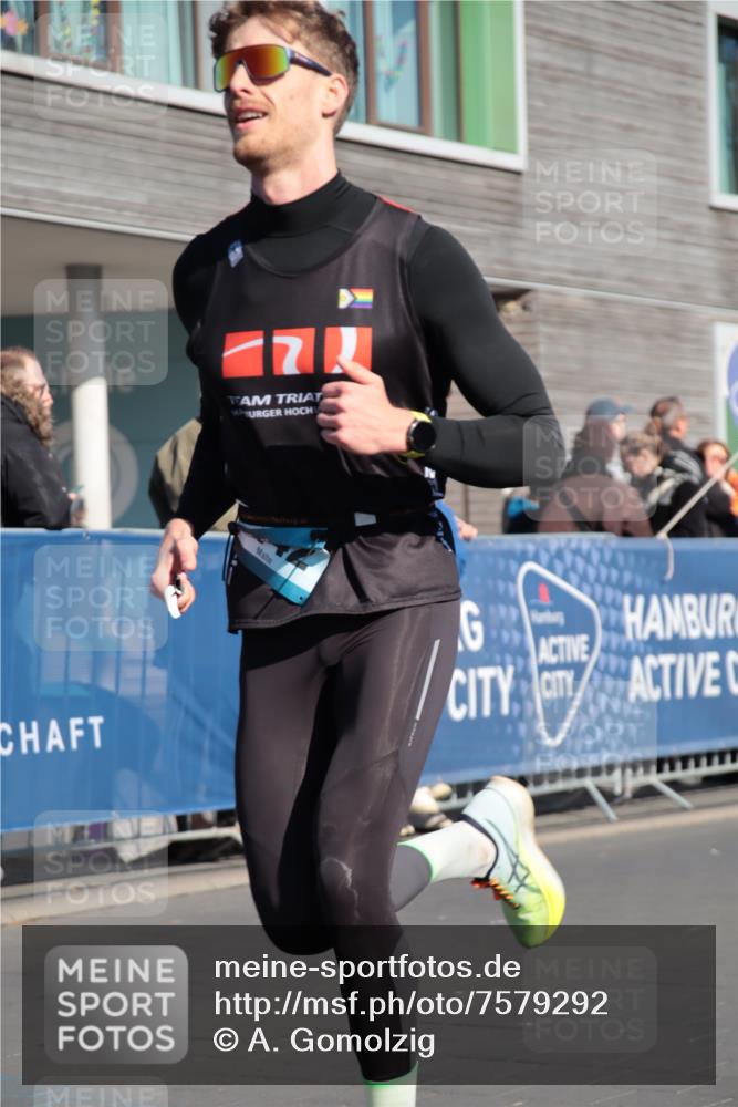 06.04.2025 - 44. Internationalen Wilhelmsburger Insellauf A. Gomolzig http://msf.ph/oto/7579292 06.04.2025 10:25:46 Ziel 3142, 3535, 3556, 5120, 5126 meine-sportfotos.de