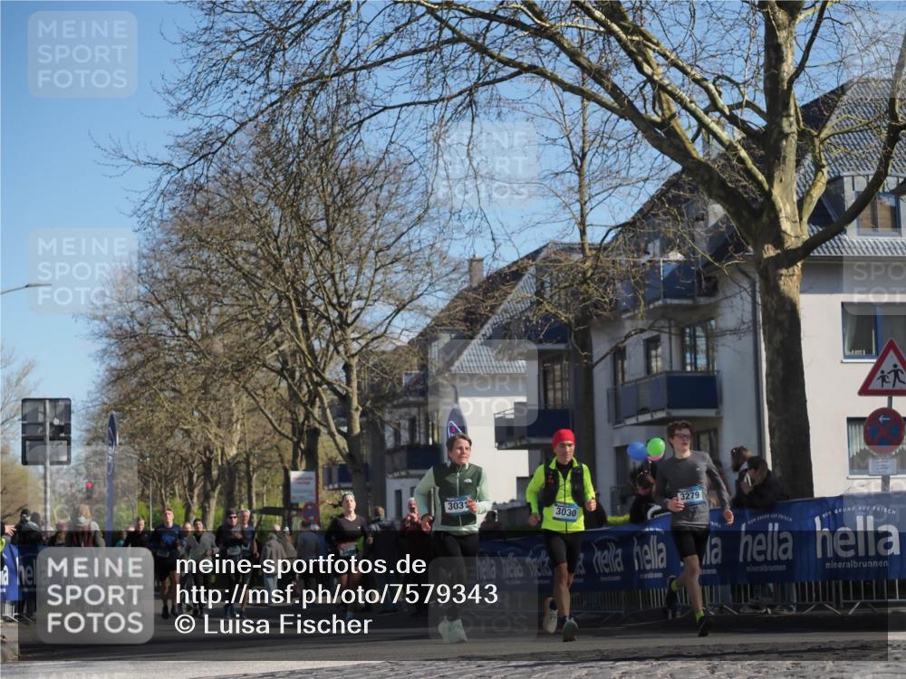 06.04.2025 - 44. Internationalen Wilhelmsburger Insellauf Luisa Fischer http://msf.ph/oto/7579343 06.04.2025 10:44:20 Ziel 3031, 3030, 3279 meine-sportfotos.de