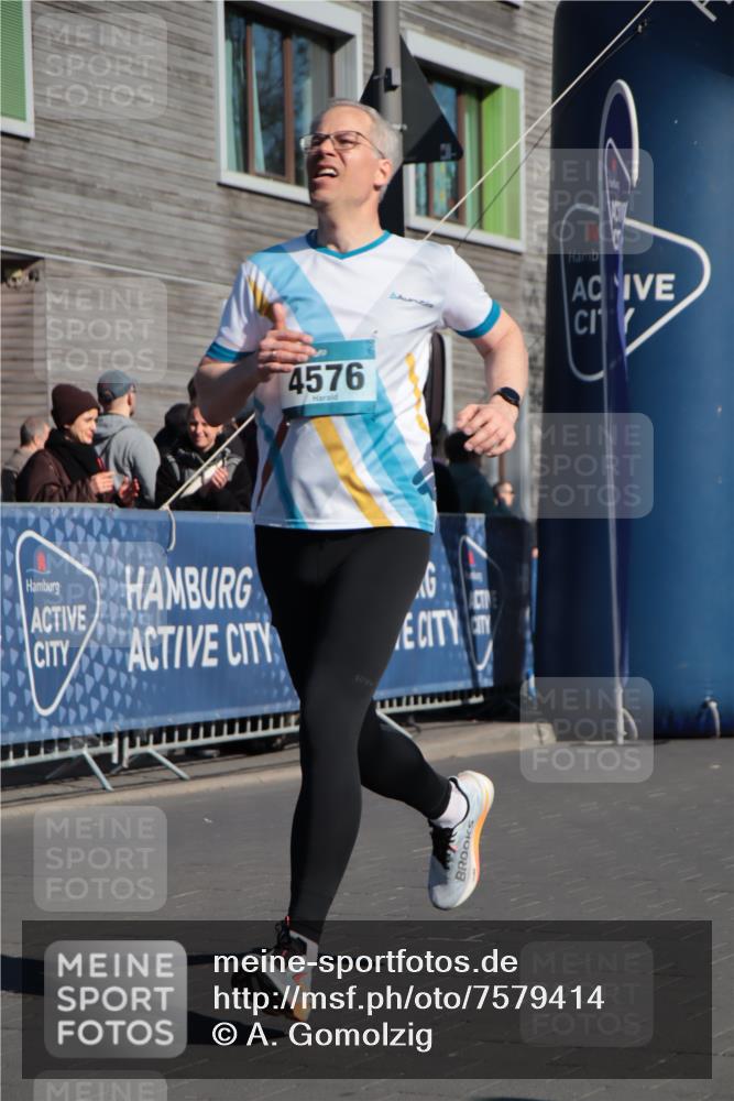 06.04.2025 - 44. Internationalen Wilhelmsburger Insellauf A. Gomolzig http://msf.ph/oto/7579414 06.04.2025 10:25:15 Ziel 3591, 4428, 4576 meine-sportfotos.de