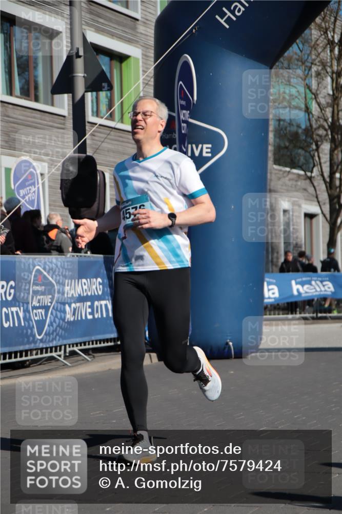 06.04.2025 - 44. Internationalen Wilhelmsburger Insellauf A. Gomolzig http://msf.ph/oto/7579424 06.04.2025 10:25:15 Ziel 3591, 4428, 4576 meine-sportfotos.de