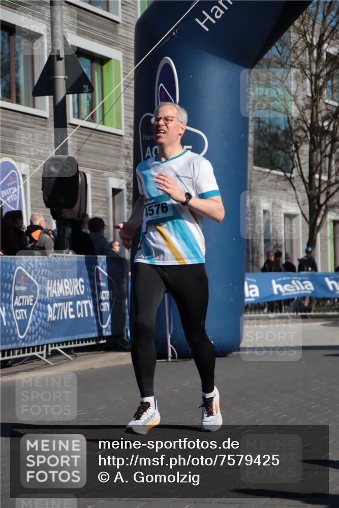 06.04.2025 - 44. Internationalen Wilhelmsburger Insellauf A. Gomolzig http://msf.ph/oto/7579425 06.04.2025 10:25:14 Ziel 3591, 4428, 4576 meine-sportfotos.de