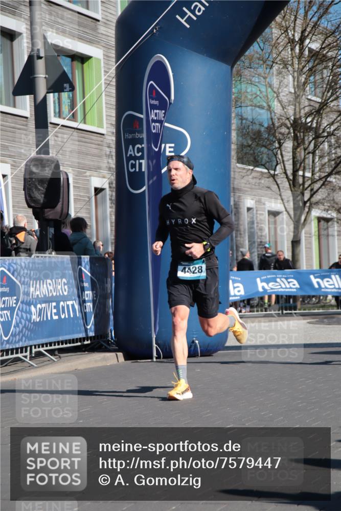06.04.2025 - 44. Internationalen Wilhelmsburger Insellauf A. Gomolzig http://msf.ph/oto/7579447 06.04.2025 10:25:13 Ziel 3591, 4428, 4576 meine-sportfotos.de