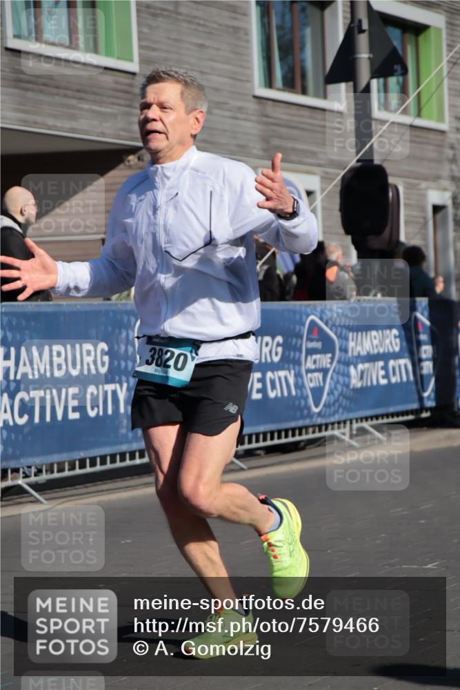 06.04.2025 - 44. Internationalen Wilhelmsburger Insellauf A. Gomolzig http://msf.ph/oto/7579466 06.04.2025 10:25:05 Ziel 3820 meine-sportfotos.de