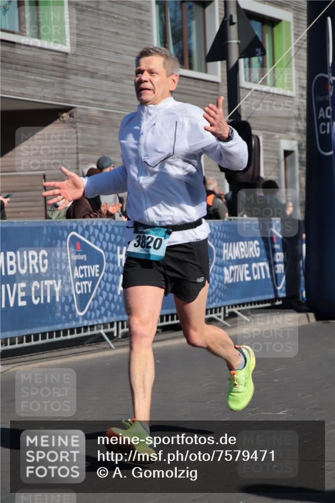 06.04.2025 - 44. Internationalen Wilhelmsburger Insellauf A. Gomolzig http://msf.ph/oto/7579471 06.04.2025 10:25:05 Ziel 3820 meine-sportfotos.de