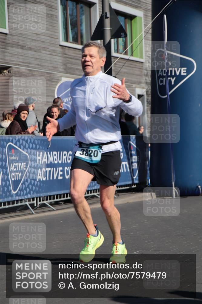 06.04.2025 - 44. Internationalen Wilhelmsburger Insellauf A. Gomolzig http://msf.ph/oto/7579479 06.04.2025 10:25:05 Ziel 3820 meine-sportfotos.de