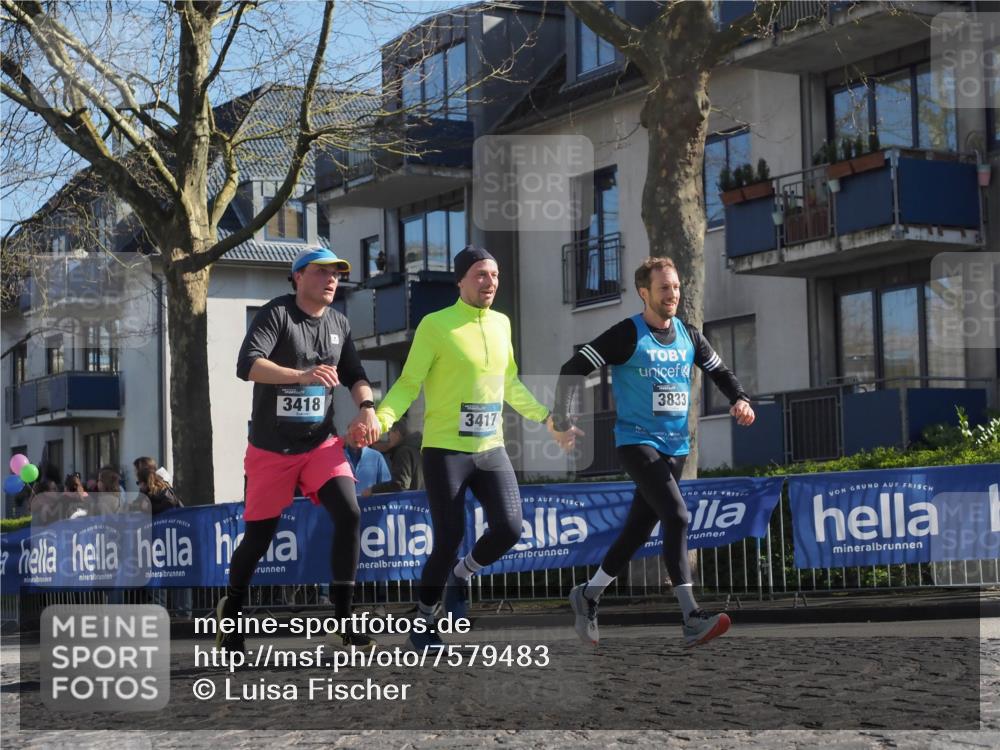06.04.2025 - 44. Internationalen Wilhelmsburger Insellauf Luisa Fischer http://msf.ph/oto/7579483 06.04.2025 10:39:28 Ziel 3418, 3417, 3833 meine-sportfotos.de