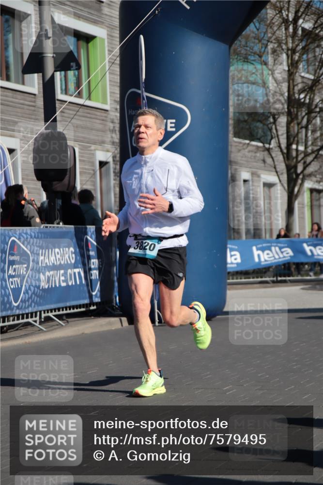 06.04.2025 - 44. Internationalen Wilhelmsburger Insellauf A. Gomolzig http://msf.ph/oto/7579495 06.04.2025 10:25:04 Ziel 3820 meine-sportfotos.de