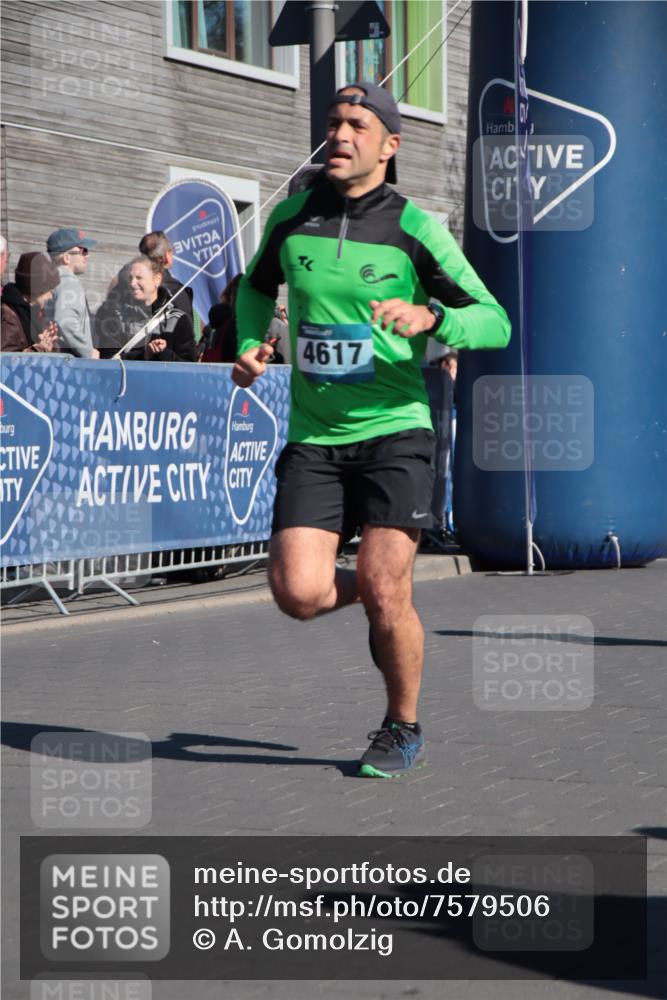 06.04.2025 - 44. Internationalen Wilhelmsburger Insellauf A. Gomolzig http://msf.ph/oto/7579506 06.04.2025 10:24:55 Ziel 3341, 4195, 4205, 4617 meine-sportfotos.de