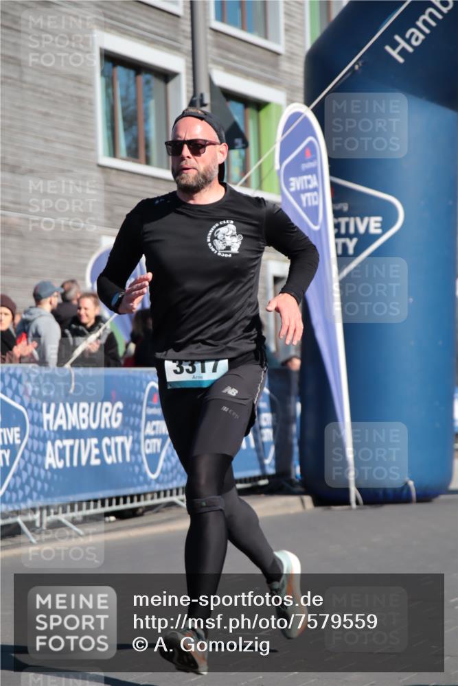 06.04.2025 - 44. Internationalen Wilhelmsburger Insellauf A. Gomolzig http://msf.ph/oto/7579559 06.04.2025 10:24:48 Ziel 3317, 3341, 4617 meine-sportfotos.de