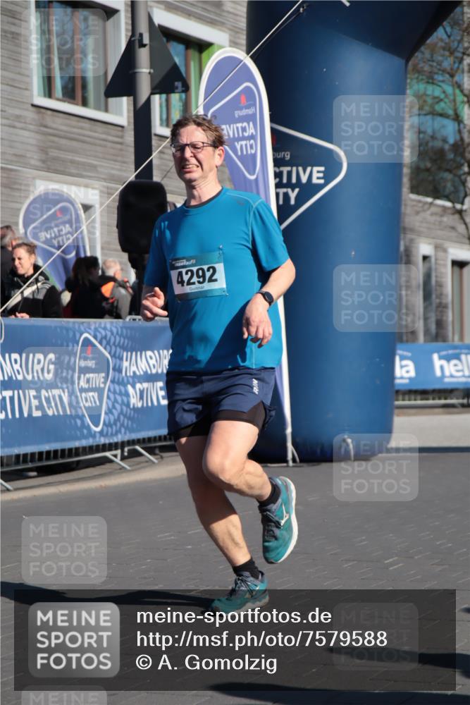 06.04.2025 - 44. Internationalen Wilhelmsburger Insellauf A. Gomolzig http://msf.ph/oto/7579588 06.04.2025 10:24:42 Ziel 3317, 4136, 4292 meine-sportfotos.de
