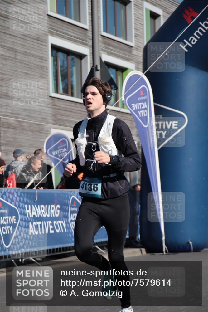06.04.2025 - 44. Internationalen Wilhelmsburger Insellauf A. Gomolzig http://msf.ph/oto/7579614 06.04.2025 10:24:38 Ziel 4136, 4292 meine-sportfotos.de