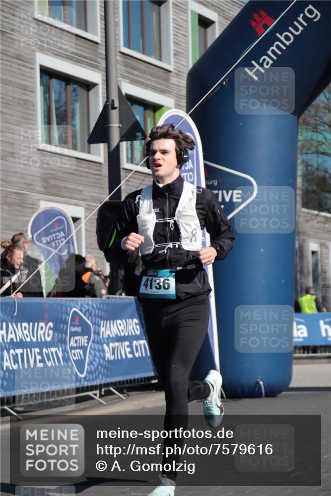 06.04.2025 - 44. Internationalen Wilhelmsburger Insellauf A. Gomolzig http://msf.ph/oto/7579616 06.04.2025 10:24:38 Ziel 4136, 4292 meine-sportfotos.de