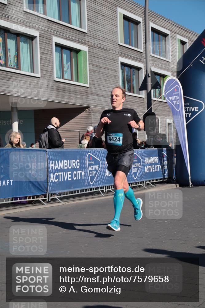 06.04.2025 - 44. Internationalen Wilhelmsburger Insellauf A. Gomolzig http://msf.ph/oto/7579658 06.04.2025 10:24:11 Ziel 4424 meine-sportfotos.de