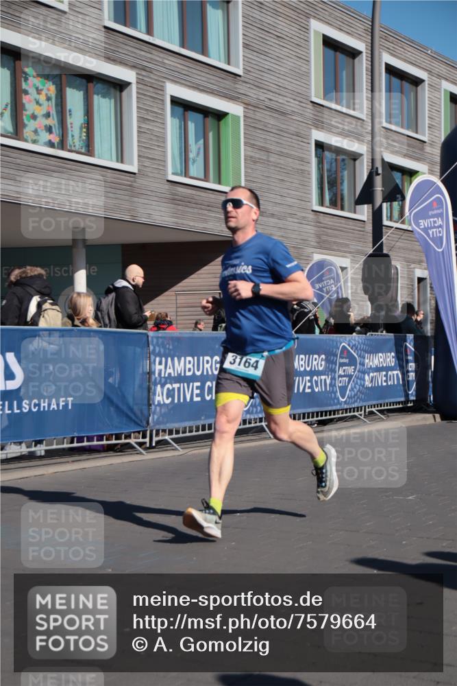 06.04.2025 - 44. Internationalen Wilhelmsburger Insellauf A. Gomolzig http://msf.ph/oto/7579664 06.04.2025 10:24:05 Ziel 3164, 4424 meine-sportfotos.de