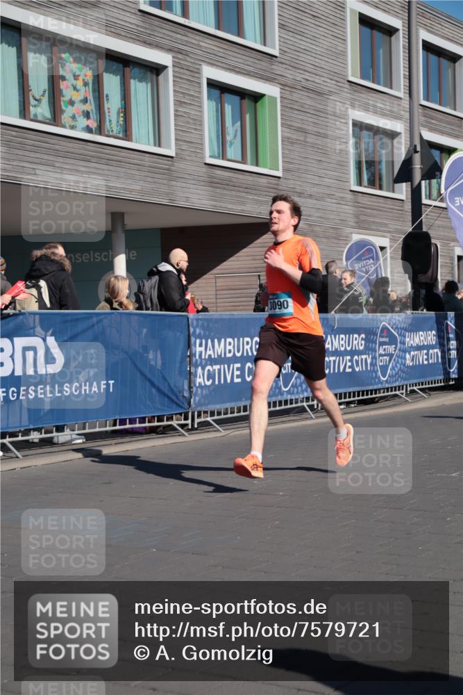 06.04.2025 - 44. Internationalen Wilhelmsburger Insellauf A. Gomolzig http://msf.ph/oto/7579721 06.04.2025 10:23:46 Ziel 3090, 3836 meine-sportfotos.de