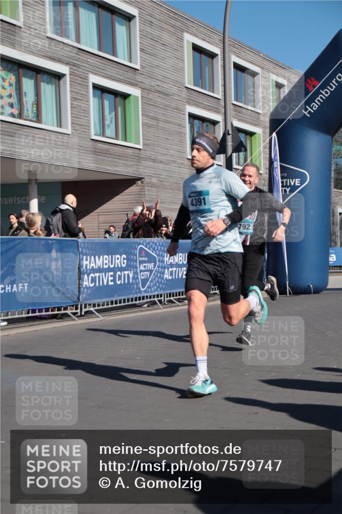 06.04.2025 - 44. Internationalen Wilhelmsburger Insellauf A. Gomolzig http://msf.ph/oto/7579747 06.04.2025 10:23:24 Ziel 3536, 3792, 4391 meine-sportfotos.de