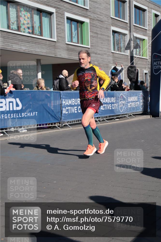 06.04.2025 - 44. Internationalen Wilhelmsburger Insellauf A. Gomolzig http://msf.ph/oto/7579770 06.04.2025 10:23:18 Ziel 3379, 3536, 3792, 4391 meine-sportfotos.de