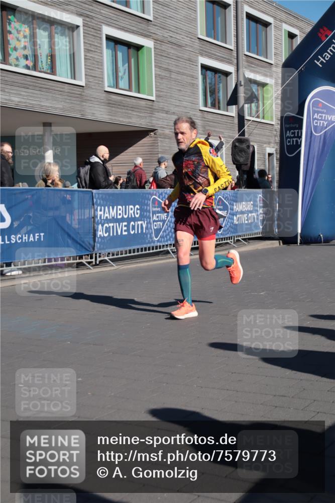 06.04.2025 - 44. Internationalen Wilhelmsburger Insellauf A. Gomolzig http://msf.ph/oto/7579773 06.04.2025 10:23:17 Ziel 3379, 3536, 4391 meine-sportfotos.de