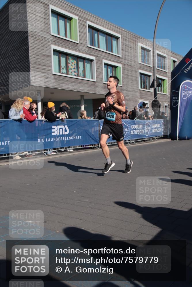 06.04.2025 - 44. Internationalen Wilhelmsburger Insellauf A. Gomolzig http://msf.ph/oto/7579779 06.04.2025 10:23:11 Ziel 3379, 4426, 4496 meine-sportfotos.de