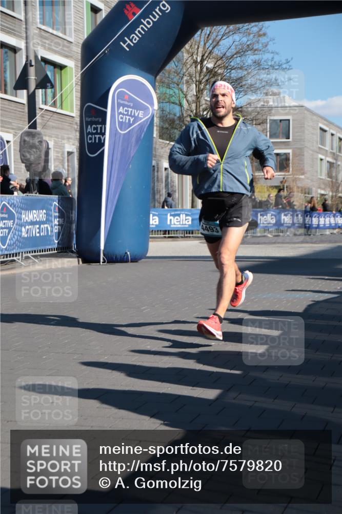 06.04.2025 - 44. Internationalen Wilhelmsburger Insellauf A. Gomolzig http://msf.ph/oto/7579820 06.04.2025 10:23:04 Ziel 4071, 4493, 4496 meine-sportfotos.de