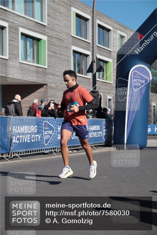 06.04.2025 - 44. Internationalen Wilhelmsburger Insellauf A. Gomolzig http://msf.ph/oto/7580030 06.04.2025 10:22:14 Ziel 3461, 3553, 4548, 4590 meine-sportfotos.de