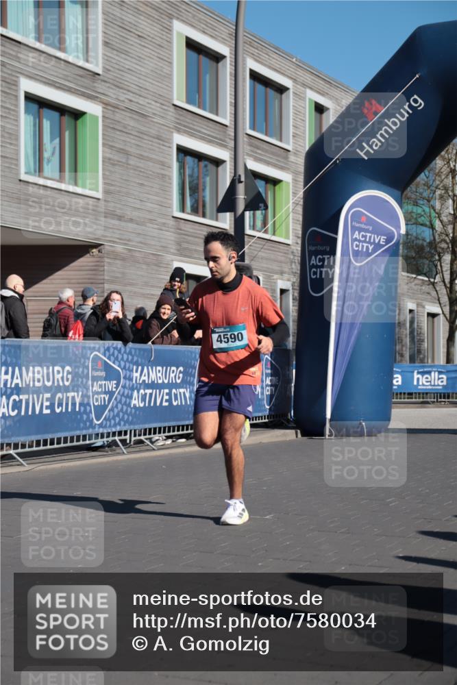 06.04.2025 - 44. Internationalen Wilhelmsburger Insellauf A. Gomolzig http://msf.ph/oto/7580034 06.04.2025 10:22:13 Ziel 3461, 3553, 4548, 4590 meine-sportfotos.de